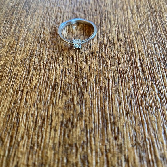 Michael Hill 10CT white gold ring - Picture 1 of 3